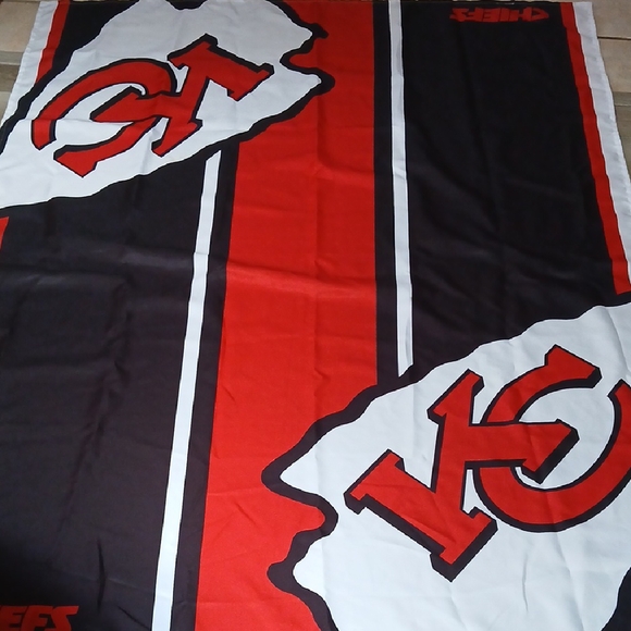 Red and Black Kitchen Table Cloth - Picture 1 of 3